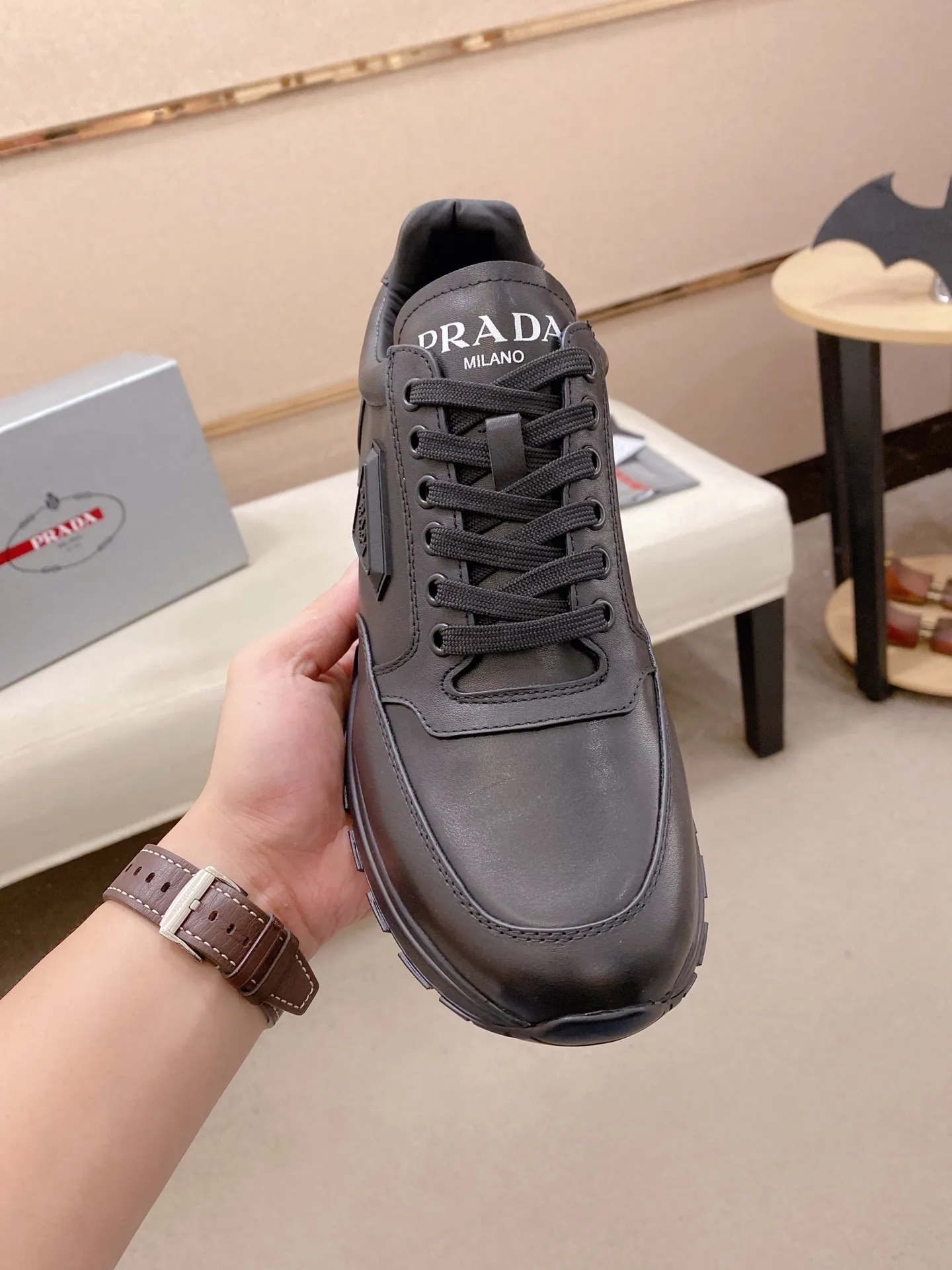 Factory price 560💰 ✔️✔️✔️High-quality new PRADA counters are on the market at the same time. The new men's shoes and 😘fabrics are selected from imported first-layer cowhide and are made with pure handcrafts. Lining: Full cowhide lining. 👍🏿 High-end ☄️ air-cushion molded anti-slip rubber outsole, exquisite lines, simple and elegant, comfortable and high-end for leisure travel. Code number: 38 to 44 (45 can be customized and cannot be returned or exchanged)